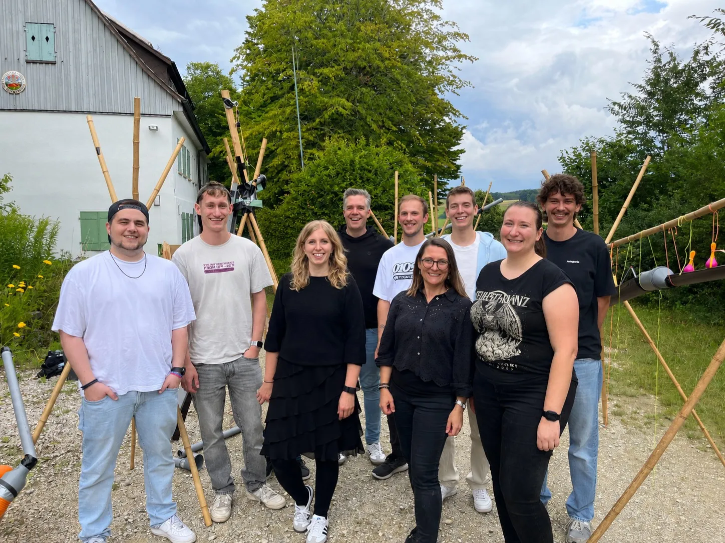 Das farbcode-Team beim Sommer-Team-Event 2025 vor der selbstgebauten XXL-Kugelbahn