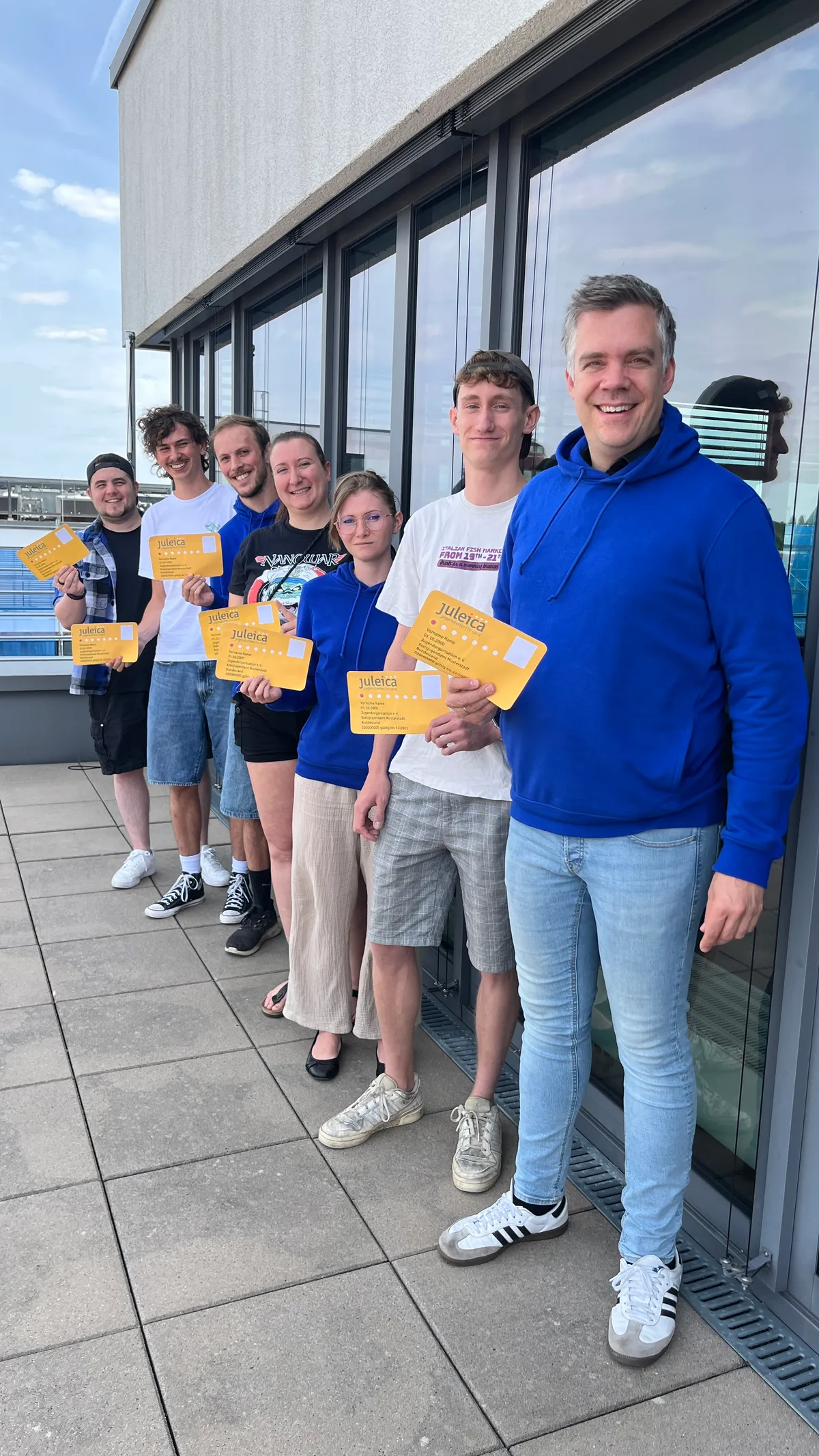 Das farbcode-Team mit juleica-Karten auf der Dachterrasse in Stuttgart