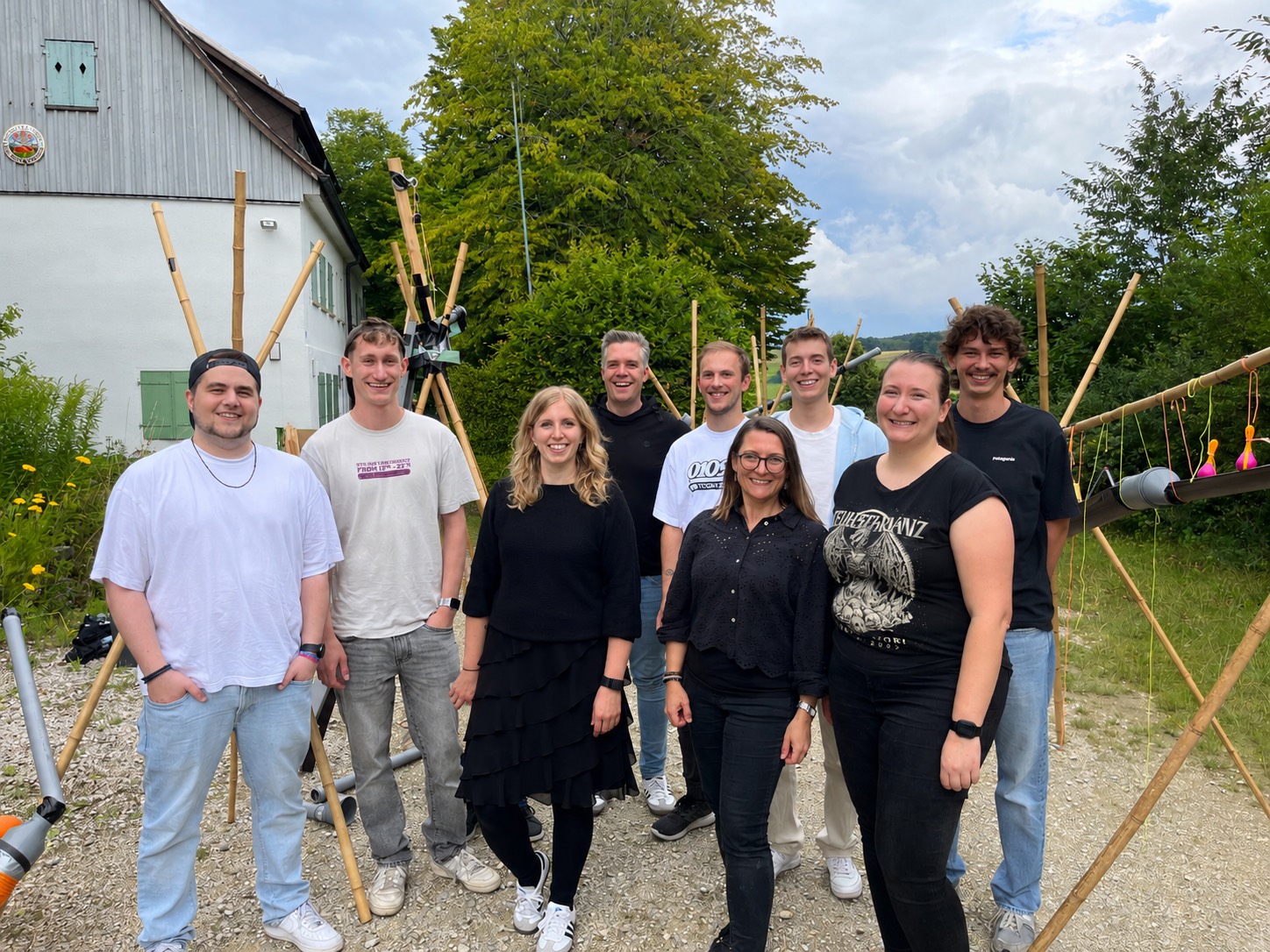Das farbcode-Team beim Sommer-Team-Event 2025 vor der selbstgebauten XXL-Kugelbahn